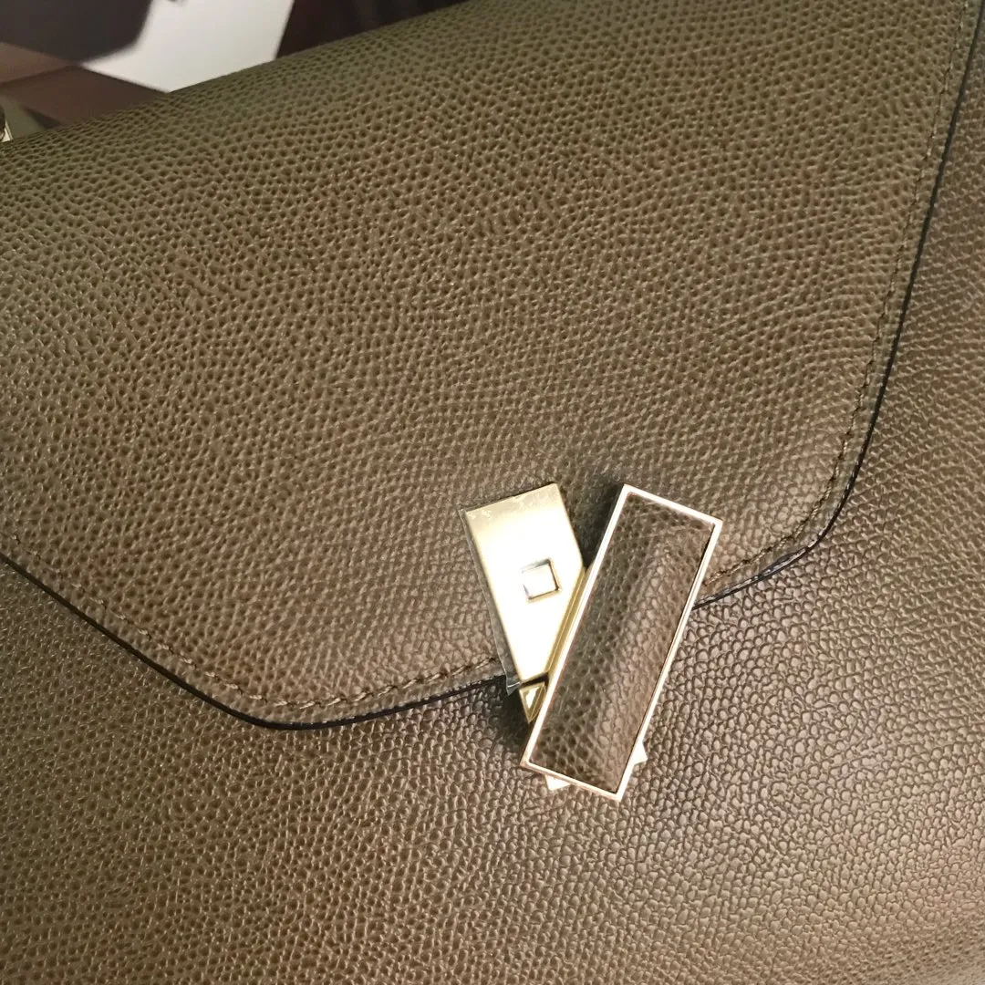 In stock👉Original medium size elephant gray👉Valextra Valextra Iside, known as Italian Hermès, is one of the most representative designs of Valextra. There is no obvious logo, but the simple collective line design is very recognizable, full of architectural art, and shows a capable and intellectual style. It is made of imported palm-print lining cowhide, with up to five stitches of handwork, and the shiny oil edges test the skill of the craftsman. Medium size: 26cm【6627#】